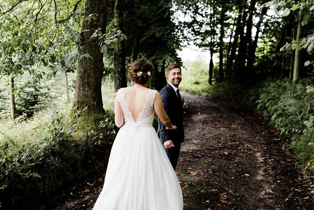 Hochzeitsfotograf fotografiert First Look im Sauerland