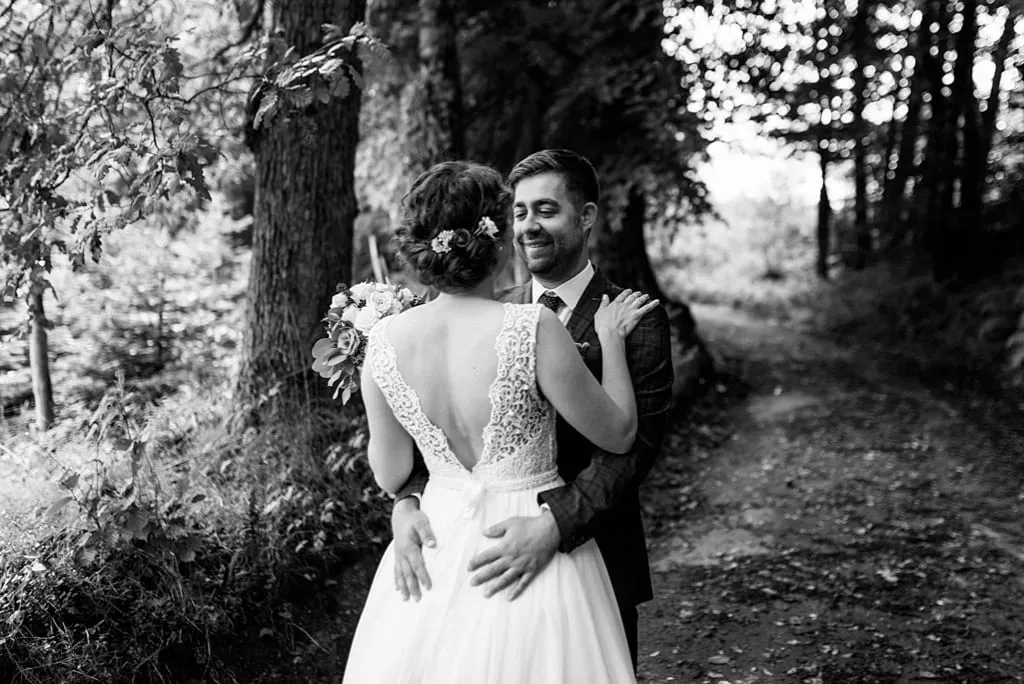Hochzeitsfotograf fotografiert First Look im Sauerland