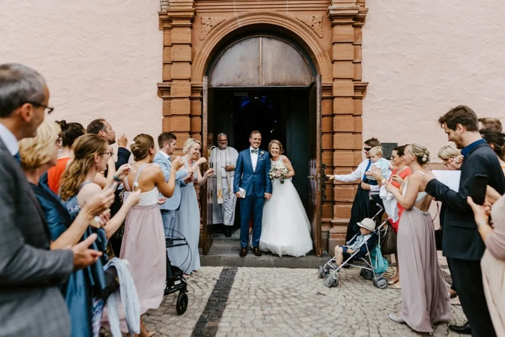 Glückliches Brautpaar vor der Kirche