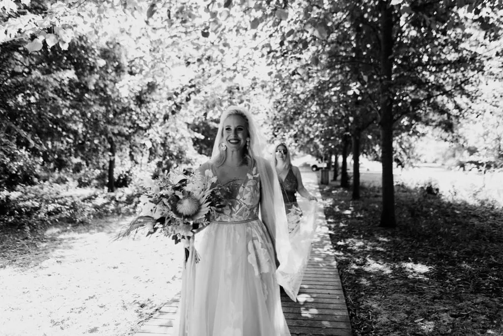 First Look am Strand vor der Hochzeit Schlossgut Groß Schwansee