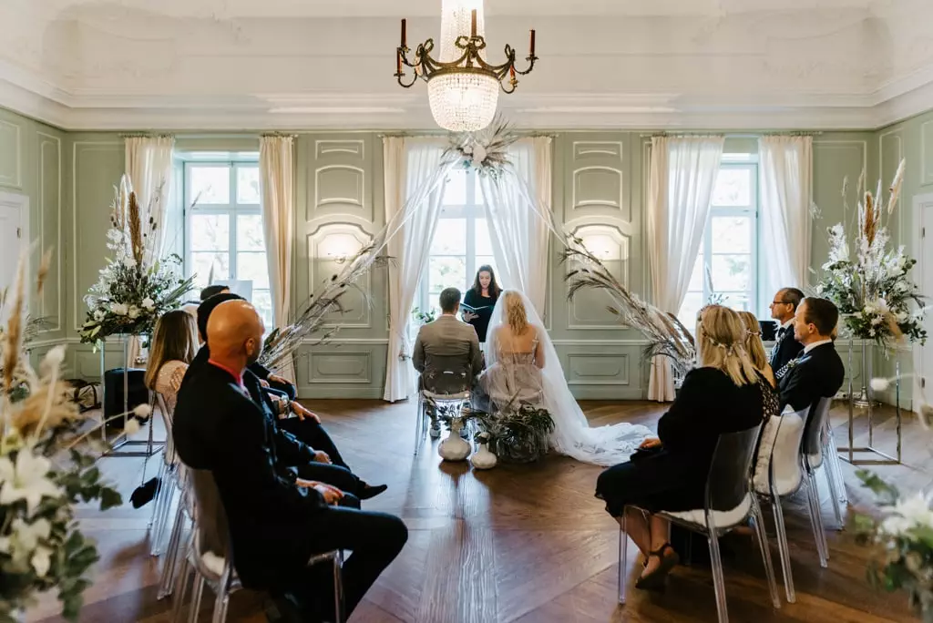 Standesamtliche Trauung im Saal vom Schlossgut Groß Schwansee