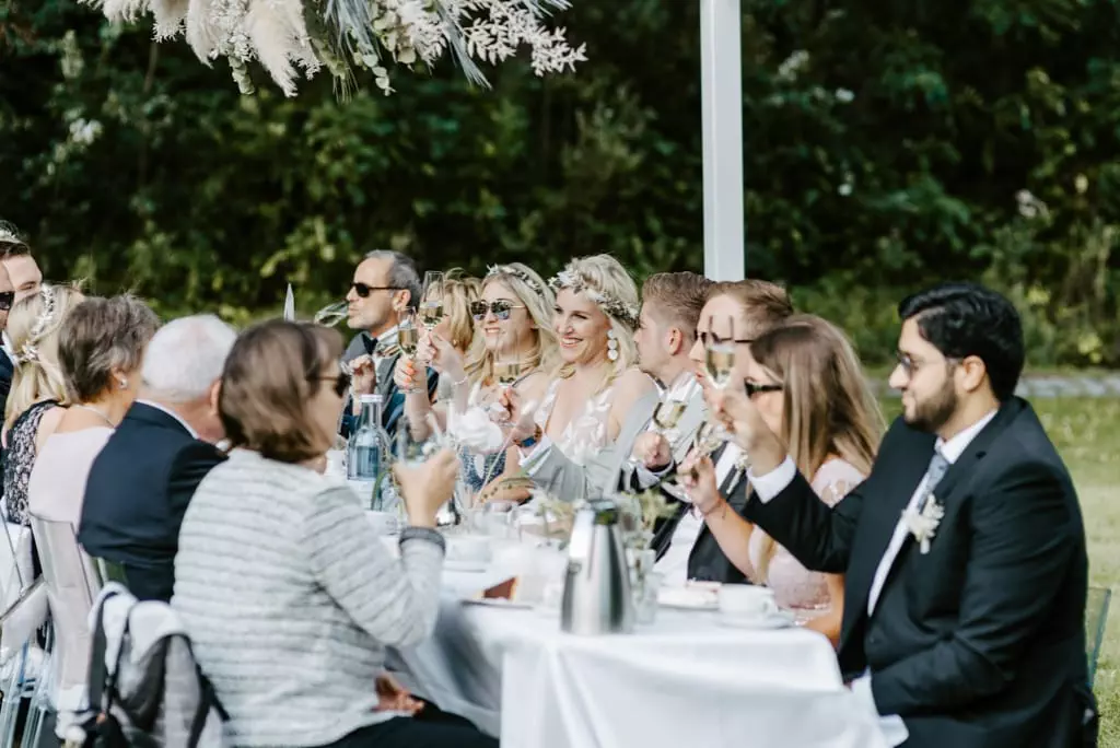Hochzeitstorte im Garten des Schlossgut Groß Schwansee