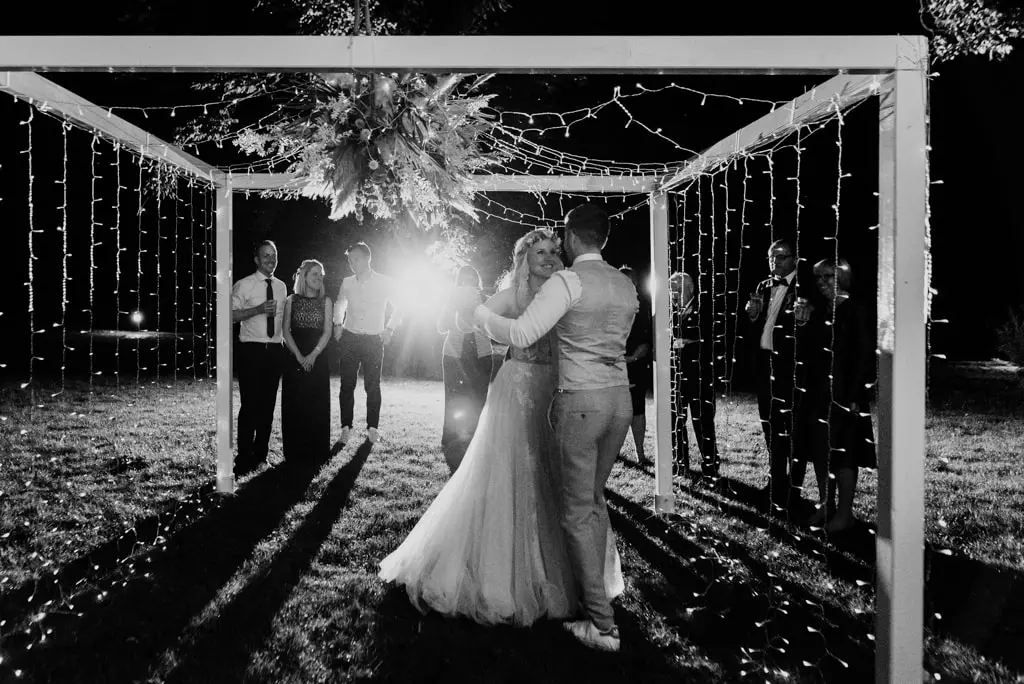 Hochzeitstanz im Garten vom Schlossgut Groß Schwansee