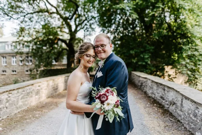 Hochzeitsfotograf Kierspe fotografiert Brautpaar am Haus Rhade